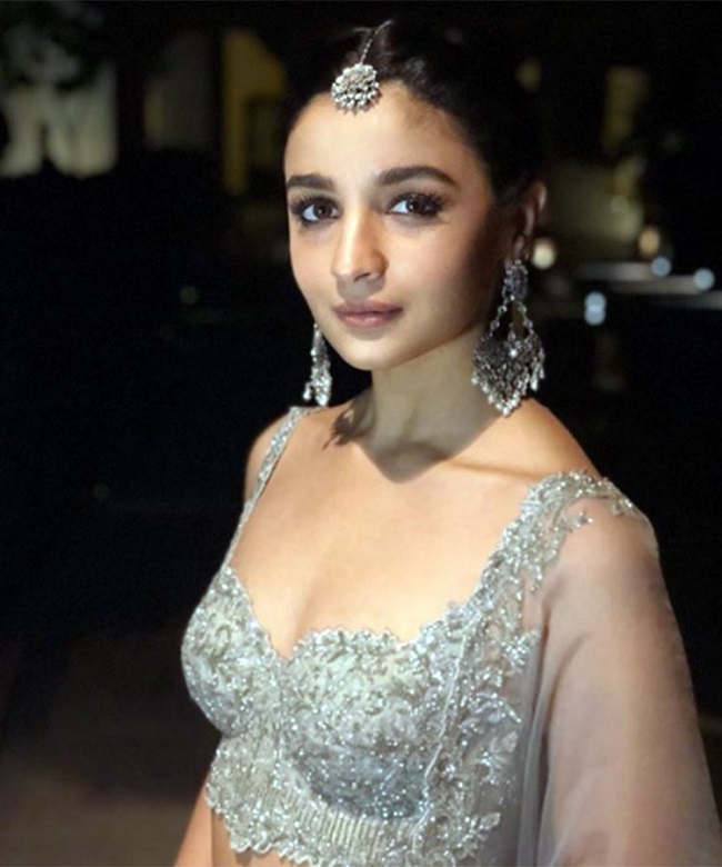 बंगाली जर्नलिस्ट रानी चटर्जी का किरदार निभा रही आलिया 2 Alia Bhatt Bikini pic