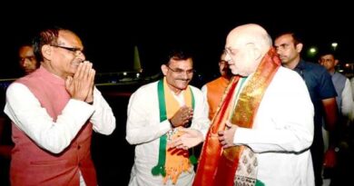 केंद्रीय गृह एवं सहकारिता मंत्री श्री अमित शाह इंदौर से नई दिल्ली के लिए रवाना हुए। इंदौर विमानतल पर मुख्यमंत्री श्री शिवराज सिंह चौहान एवं अन्य विशिष्टजनों द्वारा उन्हें भावभीनी विदाई दी गई। मंत्री श्री अमित शाह एक दिवसीय अल्प प्रवास पर इंदौर आये थे।