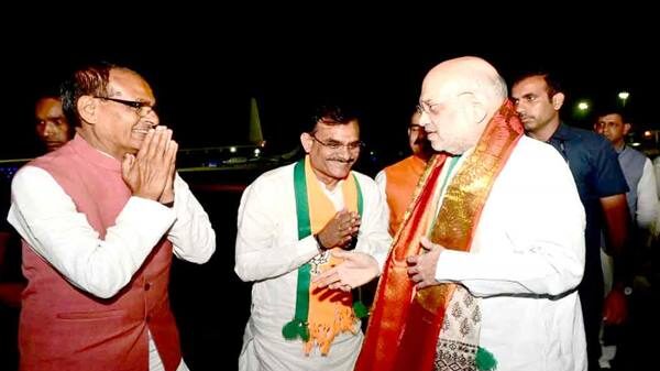 केंद्रीय गृह एवं सहकारिता मंत्री श्री अमित शाह इंदौर से नई दिल्ली के लिए रवाना हुए। इंदौर विमानतल पर मुख्यमंत्री श्री शिवराज सिंह चौहान एवं अन्य विशिष्टजनों द्वारा उन्हें भावभीनी विदाई दी गई। मंत्री श्री अमित शाह एक दिवसीय अल्प प्रवास पर इंदौर आये थे।