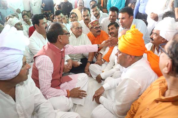 जो शतायु होते हैं, वे देवतुल्य हो जाते हैं : मुख्यमंत्री श्री चौहान 2 cm 1 1