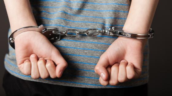 घर की कुर्की किए जाने के भय से आरोपियों ने पुलिस के सामने किया आत्मसमर्पण 2 cr1