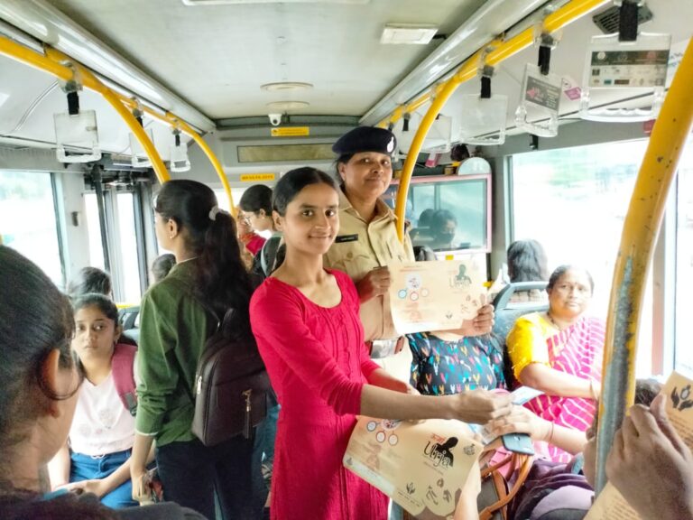 आई-बस में सवारी कर, इंदौर पुलिस की टीम ने किया, सभी को महिला एवं बाल अपराधों और उनकी सुरक्षा के प्रति जागरूक..