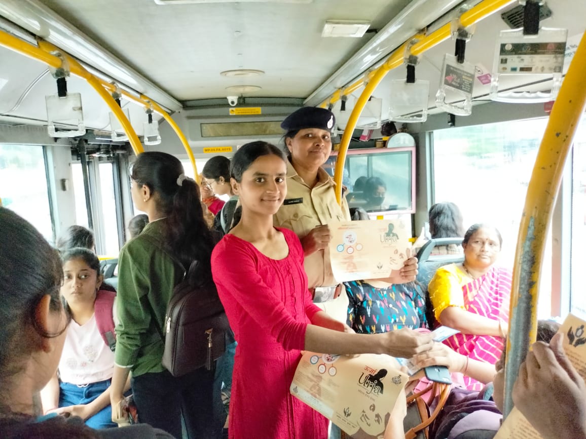 आई-बस में सवारी कर, इंदौर पुलिस की टीम ने किया, सभी को महिला एवं बाल अपराधों और उनकी सुरक्षा के प्रति जागरूक..
