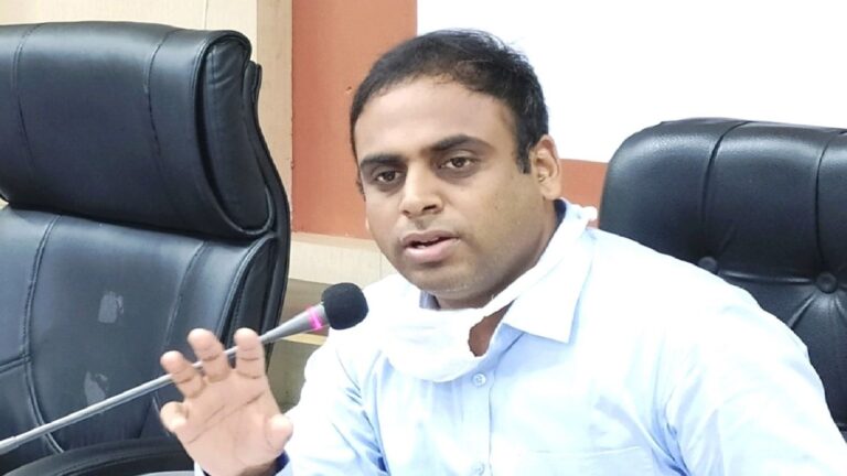 कलेक्टर डॉ. इलैयाराजा टी ने राज्य प्रशासनिक सेवा के अधिकारियों के मध्य किया कार्य विभाजन