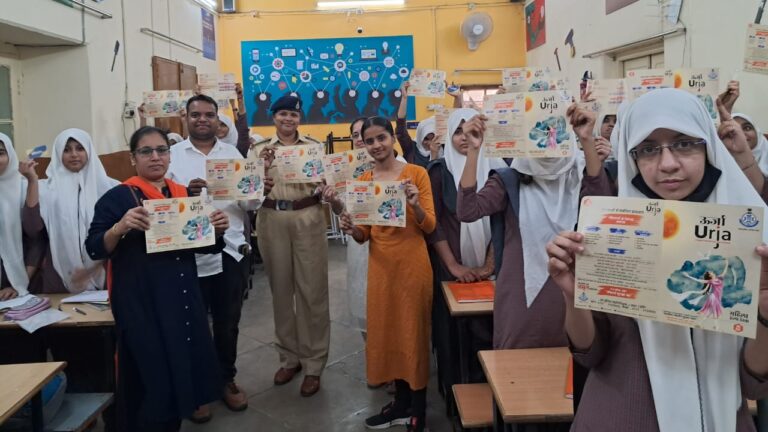 बेगम खान हजरत हाई सेकेंडरी स्कूल में, इंदौर पुलिस की टीम ने पहुंचकर किया छात्राओं को जागरूक।