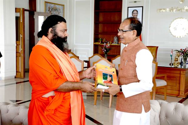 मुख्यमंत्री श्री चौहान से स्वामी ऋषभ देवानंद जी ने की भेंट