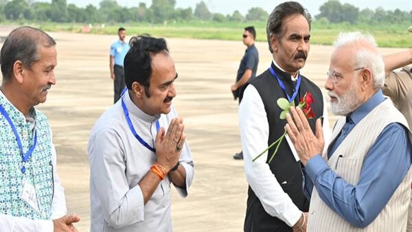 प्रधानमंत्री श्री नरेन्द्र मोदी को खजुराहो विमानतल पर दी गई भावभीनी विदाई