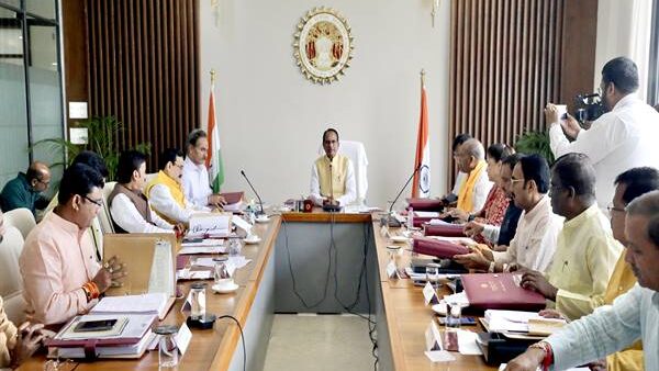 प्रधानमंत्री उज्ज्वला योजना की कनेक्शनधारी बहनों को गैस रिफिल 450 रूपये में उपलब्ध कराने का निर्णय