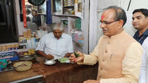 मुख्यमंत्री ने इंदौरी पान का स्वाद चखा