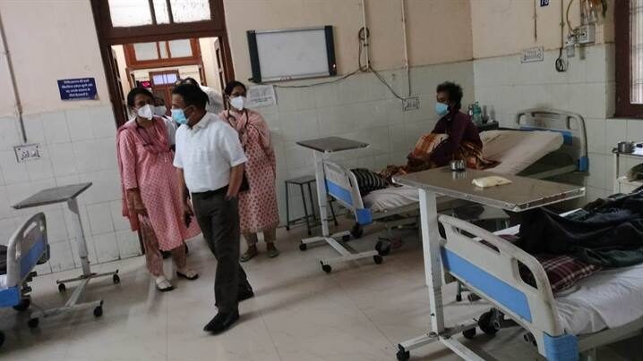 संभागायुक्त ने मनोरमा राजे टी.बी. हॉस्पिटल का किया निरीक्षण