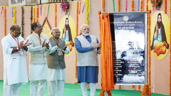 प्रधानमंत्री श्री मोदी ने रखी भारतीय संस्कृति और समरसता के अभूतपूर्व केंद्र संत रविदास मंदिर की आधार शिला