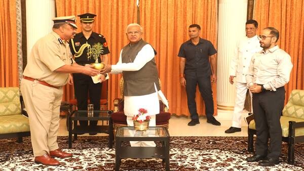 सीमा की सुरक्षा के लिए असामाजिक तत्वों एवं राष्ट्र विरोधी ताकतों का पूरी कठोरता के साथ दमन करें-राज्यपाल