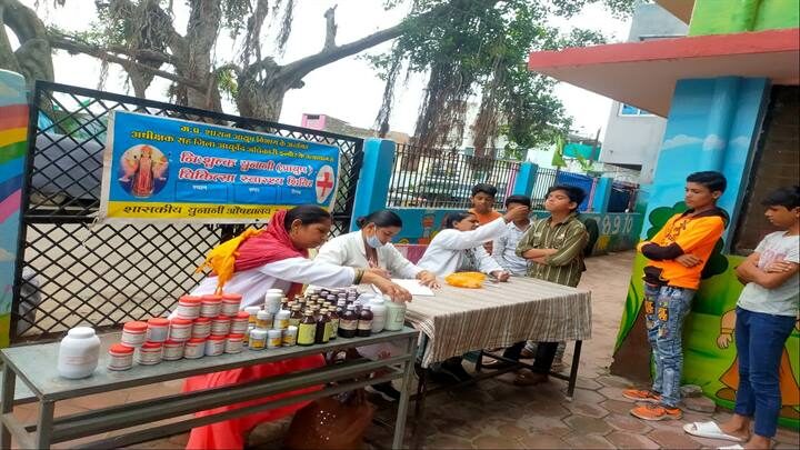 डॉक्टरों की टीम पहुंची छात्रावासों में,बच्चों का स्वास्थ्य परीक्षण कर किया इलाज