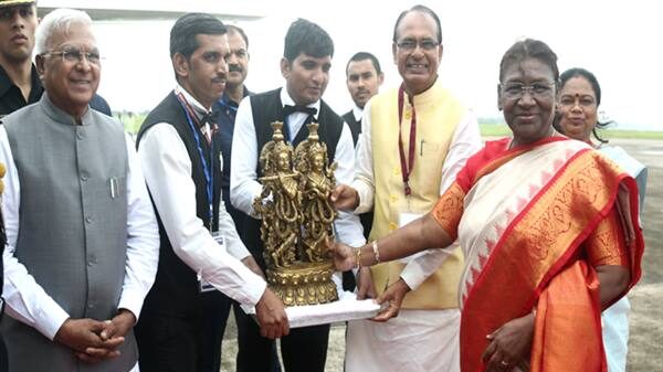 राष्ट्रपति श्रीमती मुर्मु को राज्यपाल श्री पटेल और मुख्यमंत्री श्री चौहान ने दी विदाई