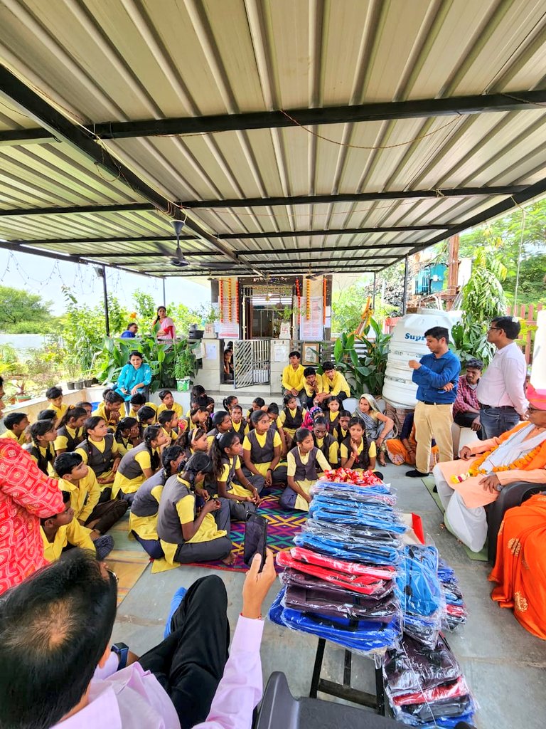 जरूरतमंद स्कूली बच्चो को स्टेशनरी वितरित 2 जरूरतमंद स्कूली बच्चो को स्टेशनरी वितरित