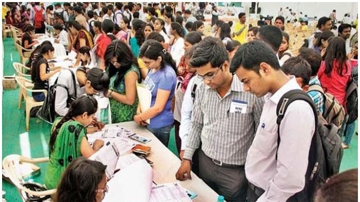 मुख्यमंत्री श्री शिवराज सिंह चौहान 20 सितम्बर को उज्जैन में प्रदेशव्यापी रोजगार दिवस का शुभारंभ करेंगे। इस राज्य स्तरीय कार्यक्रम में विभिन्न स्वरोजगार योजनाएं के 3 लाख से अधिक युवाओं को 2300 करोड़ रुपये से अधिक का ऋण वितरण कर स्व-रोजगार से जोड़ा जाएगा। मुख्यमंत्री श्री चौहान विभिन्न जिलों की 1708 एमएसएमई इकाइयों और 10 करोड़ से 50 करोड़ की निवेश वाली 43 इकाइयों का लोकार्पण भी करेंगे। कार्यक्रम में मुख्यमंत्री श्री चौहान द्वारा 307 एमएसएमई इकाइयों का भूमि-पूजन और 17 क्लस्टर व 26 विभागीय औद्योगिक क्षेत्रों का भूमि-पूजन तथा लोकार्पण किया जाएगा। इन परियोजनाओं से 71 हजार से अधिक व्यक्तियों को रोजगार प्राप्त होगा। 11 करोड़ से बनी मेघदूत पार्किंग और 27 करोड़ रूपये से बने अन्न क्षेत्र का होगा लोकार्पण मुख्यमंत्री श्री चौहान महाकाल लोक परिसर में उज्जैन स्मार्ट सिटी द्वारा 11 करोड़ 9 लाख रूपए की लागत से निर्मित मेघदूत पार्किंग तथा 27 करोड़ की लागत से श्री महाकाल मंदिर प्रबंध समिति द्वारा निर्मित अन्न क्षेत्र का लोकार्पण करेंगे। मंदिर समिति द्वारा 500 करोड़ की लागत से बनाये जाने वाले भक्त निवास और 17 करोड़ रूपये से बनने वाले फेसिलिटी सेंटर का भूमि-पूजन भी होगा। सफल उद्यमी और स्व-रोजगार में लगे युवा अपने अनुभव साझा करेंगे मुख्यमंत्री श्री चौहान ने समत्व भवन में आयोजित बैठक में रोजगार दिवस के लिए जारी तैयारियों की जानकारी प्राप्त की। मुख्यमंत्री ने कहा कि प्रदेश के सभी जिले कार्यक्रम से जुड़ें और सफल उद्यमियों व स्व-रोजगार में लगे युवाओं के अनुभवों को प्रदेश के अन्य उद्यमियों और युवाओं से साझा करने की व्यवस्था की जाये। यह गतिविधि युवाओं के लिए प्रेरक और मार्गदर्शक सिद्ध होगी। कार्यक्रम उज्जैन में हरी फाटक के पास होगा। प्रमुख सचिव औद्योगिक नीति एवं निवेश प्रोत्साहन श्री संजय शुक्ला तथा अन्य वरिष्ठ अधिकारी उपस्थित थे।
