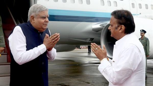 उप-राष्ट्रपति श्री धनखड़ के आगमन पर जनसम्पर्क मंत्री श्री शुक्ला ने किया आत्मीय स्वागत