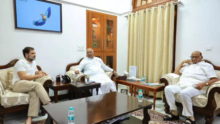 खरगे के आवास पर NCP सुप्रीमो और राहुल गांधी के बीच हुई मुलाकात
