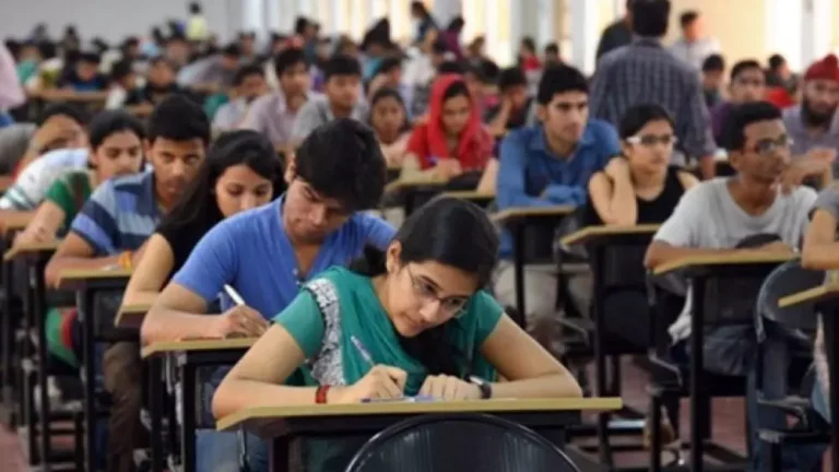 बिहार में स्कूलों की छुट्टियों को लेकर बड़ा बवाल