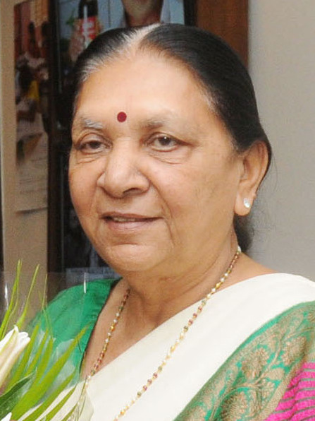 राज्यपाल आनंदीबेन पटेल के नाम इस आदेश की प्रति सामने आते ही मामले ने पकड़ा तूल