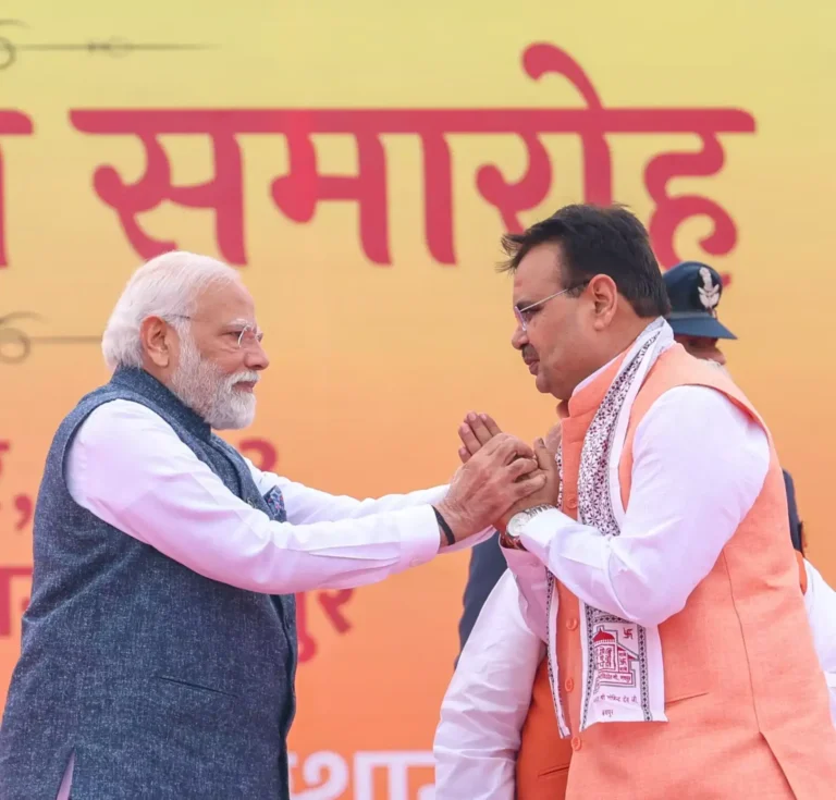 प्रधानमंत्री मोदी ने किस नेता की पीठ थपथपाई