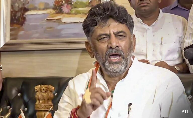 चुनाव नतीजों से पहले ही कांग्रेस अलर्ट मोड में, डीके शिवकुमार को बाड़बंदी की जिम्मेदारी सौंपी