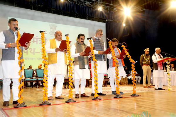 राज्यपाल श्री मंगुभाई पटेल ने नवनियुक्त मंत्रियों को दिलाई शपथ