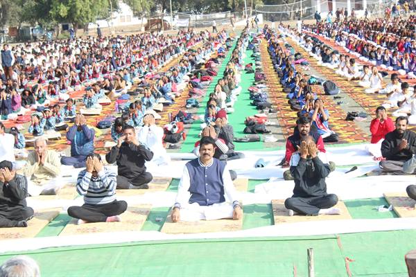 युवा रहने के लिए योग करें: खाद्य नागरिक आपूर्ति मंत्री श्री राजपूत