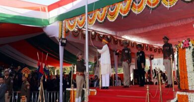 राज्यपाल श्री मंगुभाई पटेल ने राज्य स्तरीय समारोह में राष्ट्र ध्वज फहराया