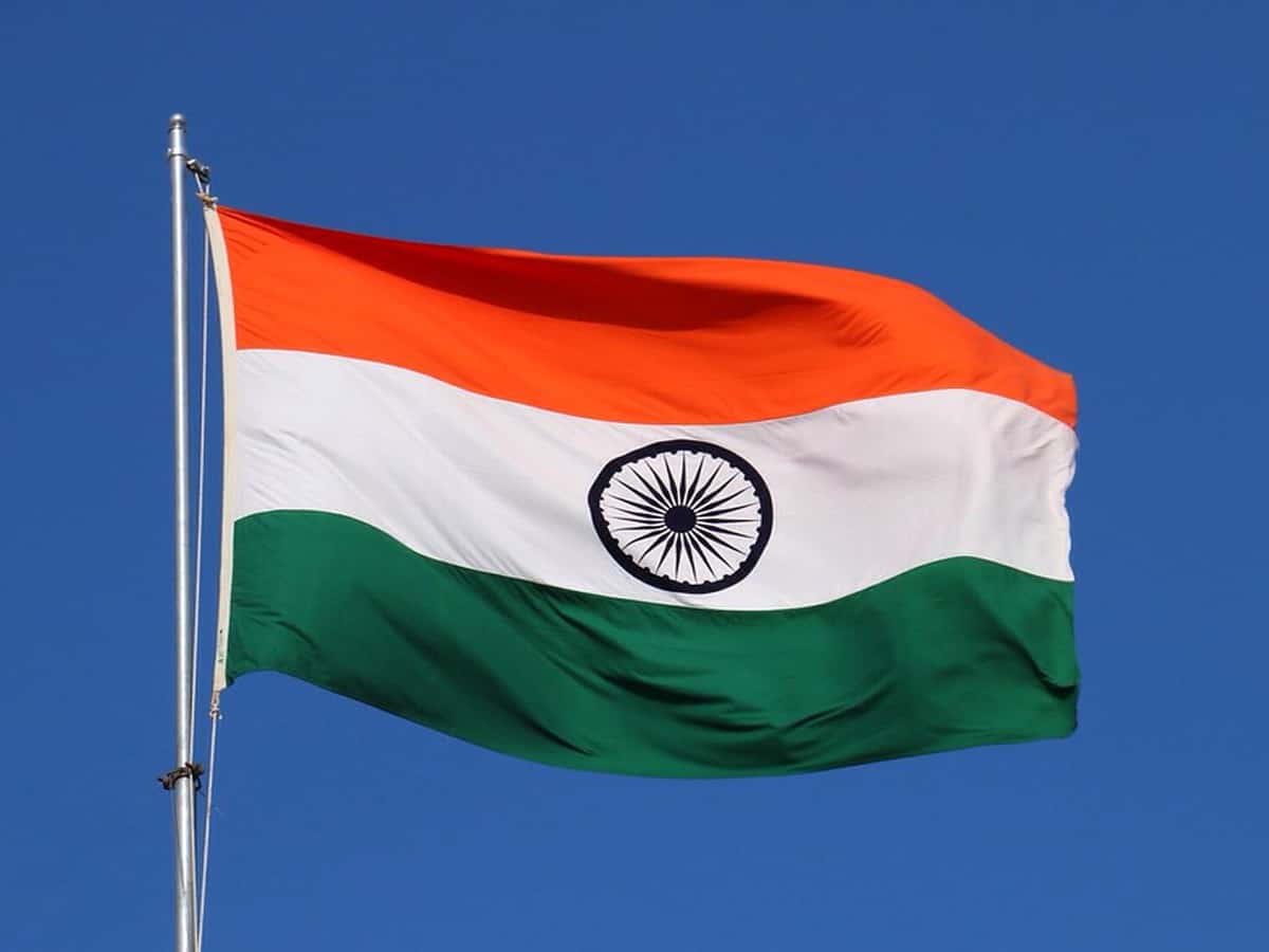 मुख्यमंत्री निवास कार्यालय में प्रमुख सचिव श्री राघवेन्द्र कुमार सिंह ने फहराया तिरंगा