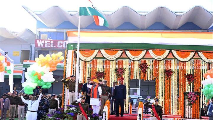 नगरीय विकास एवं आवास मंत्री श्री विजयवर्गीय ने किया ध्वजारोहण, अभूतपूर्व उत्साह के बीच 16 प्लाटूनों ने प्रस्तुत की आकर्षक परेड