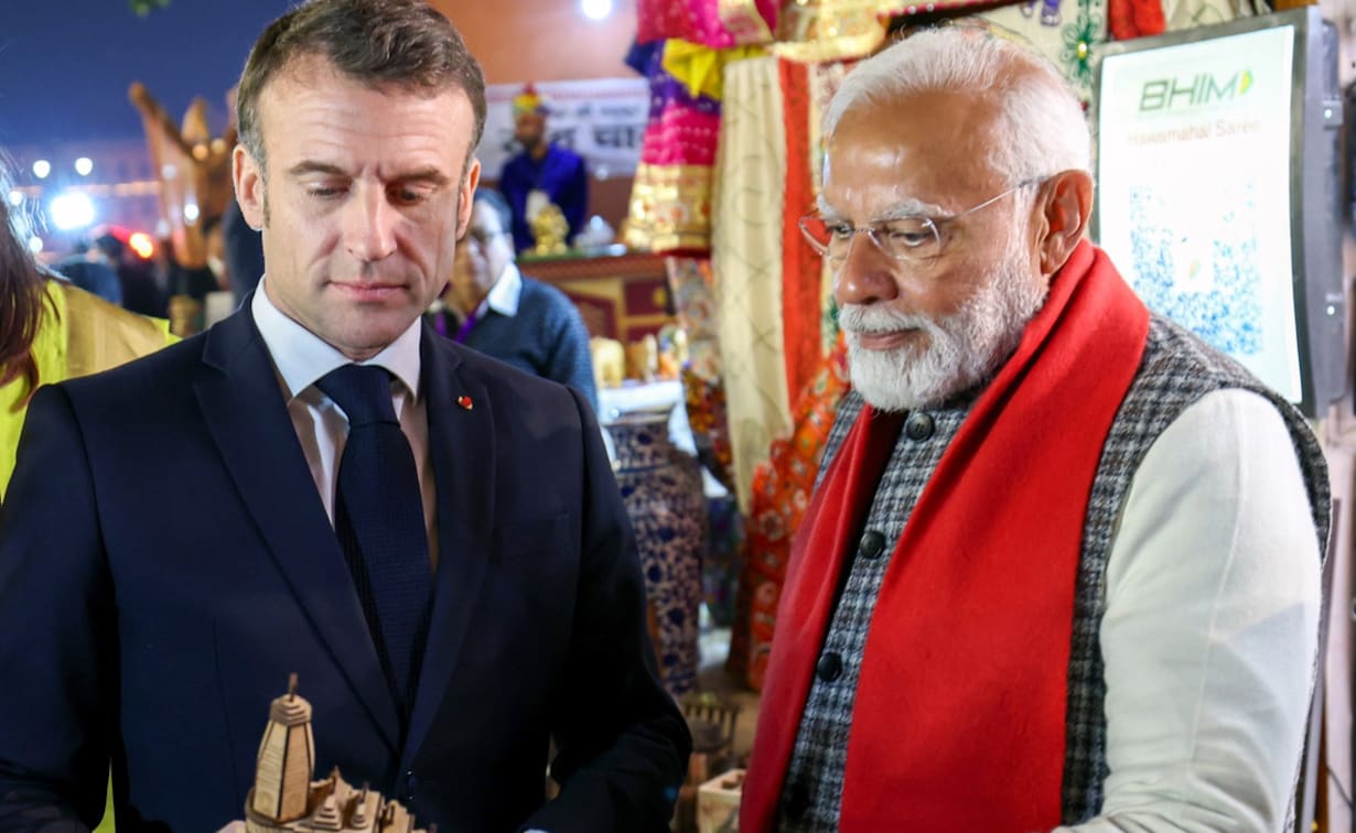 प्रधानमंत्री नरेन्द्र मोदी और फ्रांस के राष्ट्रपति इमैनुएल मैक्रों ने किया रोड शो