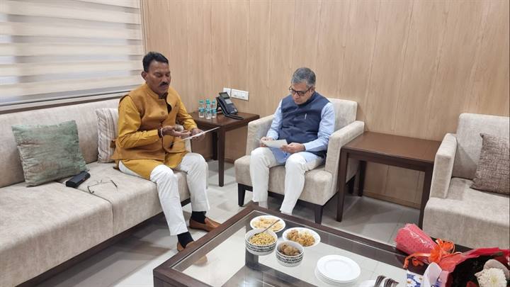 इंदौर में विश्वस्तरीय रेलवे स्टेशन बनाने के लिए केंद्रीय रेल मंत्री श्री वैष्णव से चर्चा