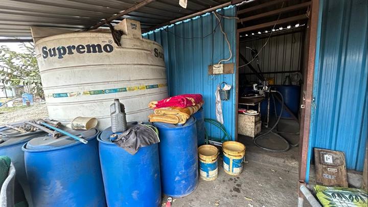 सिंह गुड्स ट्रांसपोर्ट कंपनी मोरोद से लगभग 2500 लीटर पेट्रोलियम पदार्थ जप्त