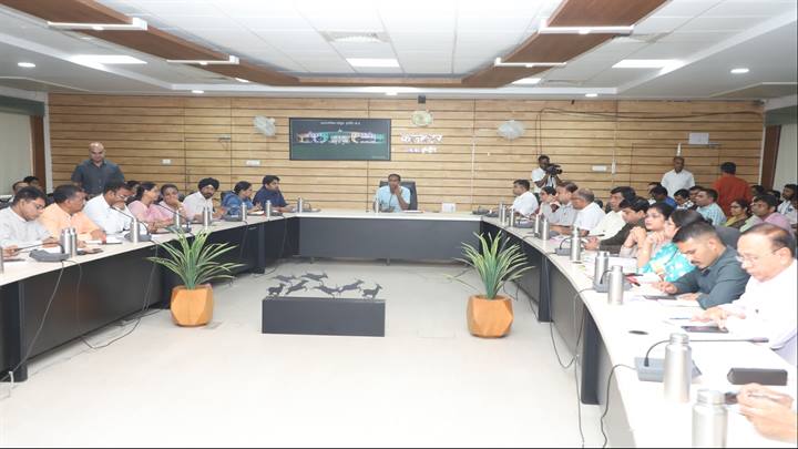 कलेक्टर श्री आशीष सिंह की अधिकारियों को चेतावनी- उदासीनता और लेतलाली बरतने वालों के विरुद्ध की जाएगी कड़ी कार्रवाई