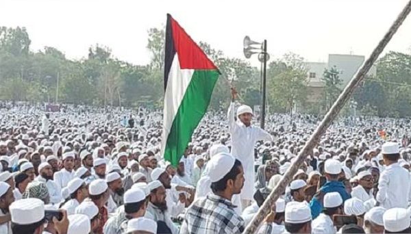 ईद के मौके पर मालेगांव में भीड़ में से एक शख्स ने फिलिस्तीन का झंडा फहराया