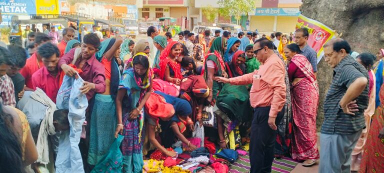 मां अन्नपूर्णा रोगी सेवा एवं पारमार्थिक संस्था द्वारा वस्त्र वितरण का आयोजन