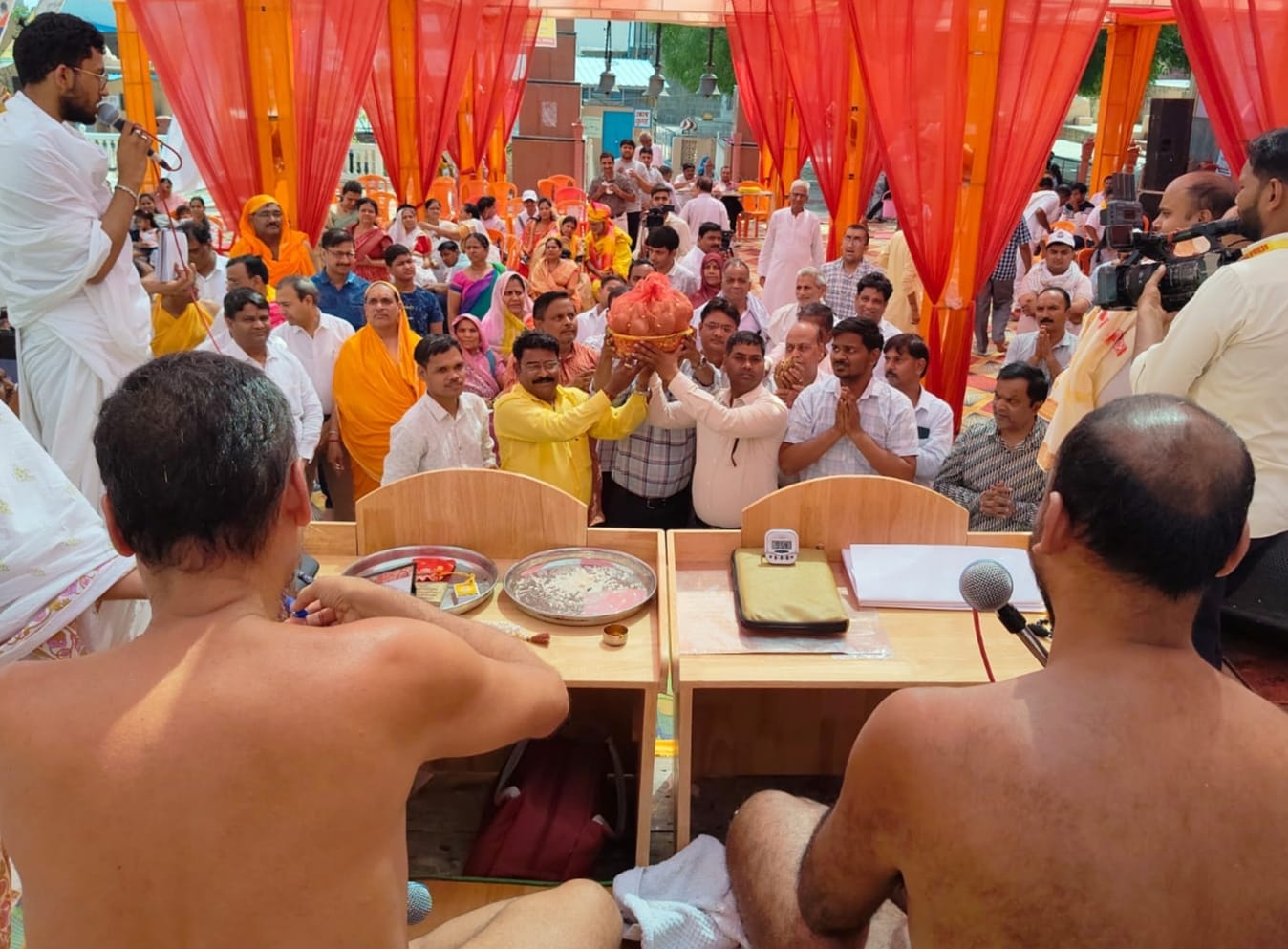 मुरैना चातुर्मास हेतु युगल मुनिराजों को श्रीफल भेंट