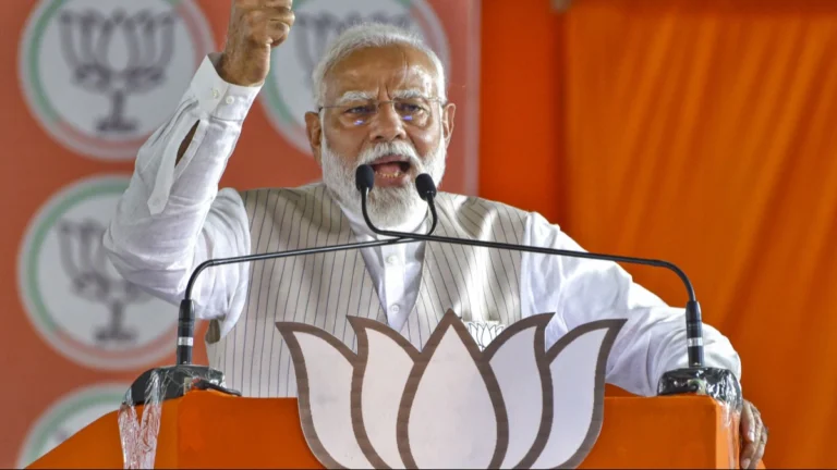 कांग्रेस के शहजादे आजकल माथे पर संविधान रखकर नाच रहे हैं: प्रधानमंत्री मोदी