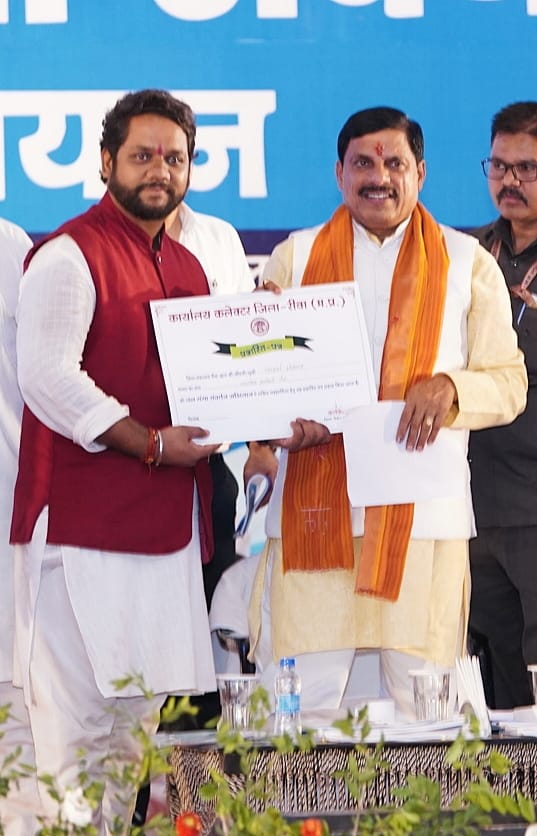 मुख्यमंत्री डॉ मोहन यादव के हाथों सम्मानित हुए सिद्धार्थ श्रीवास्तव