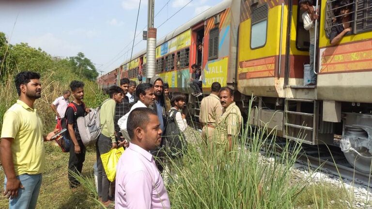 गोरखपुर एक्सप्रेस में आग: पहियों से भारी धुआं निकलता देख घबरा गए यात्री