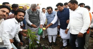 जैसे माँ बिना स्वार्थ के हमारी सेवा करती है, वैसे ही पेड़ भी हमें प्राणवायु प्रदान करते हैं - मंत्री श्री सिंह