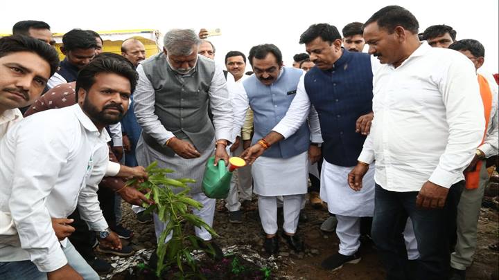 जैसे माँ बिना स्वार्थ के हमारी सेवा करती है, वैसे ही पेड़ भी हमें प्राणवायु प्रदान करते हैं - मंत्री श्री सिंह