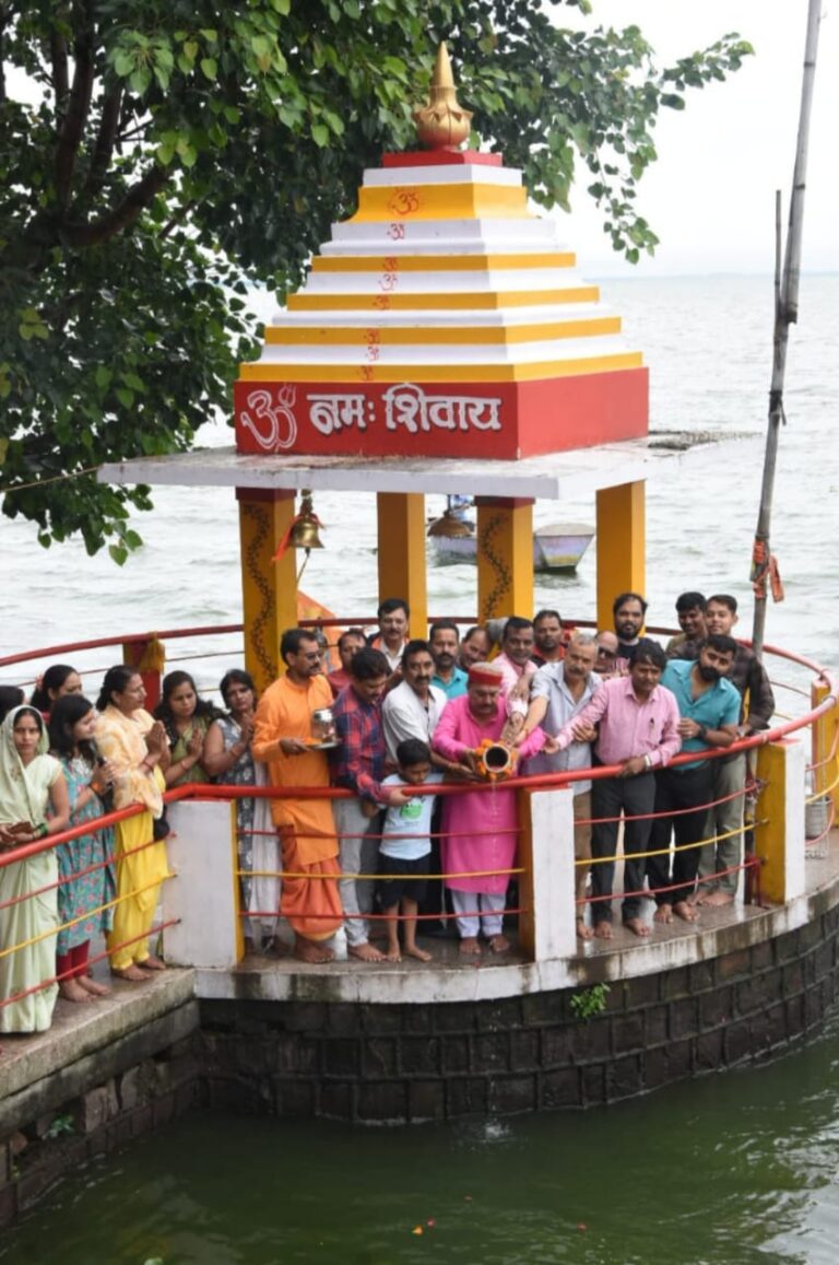 पवित्र जल को बड़े तालाब में प्रवाहित किया
