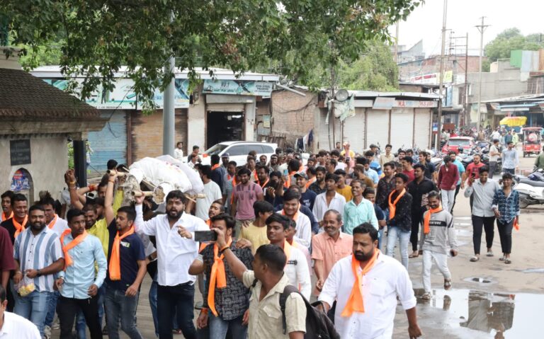 हिन्दुओं को हिंसक कहने पर बवाल,राहुल गांधी की अर्थी पर पुतला रखकर शवयात्रा निकालकर पुतला दफनाया