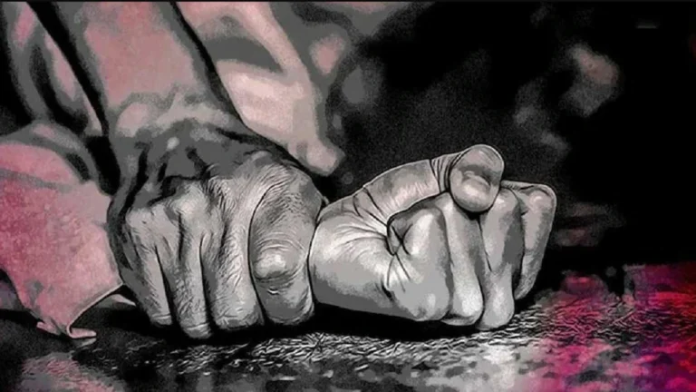 दुष्कर्म कर गुप्तांग में डाल दी शराब की बोतल