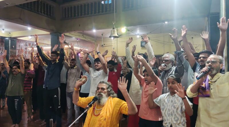 महादेव का मेवा मिष्ठांन से अभिषेक किया