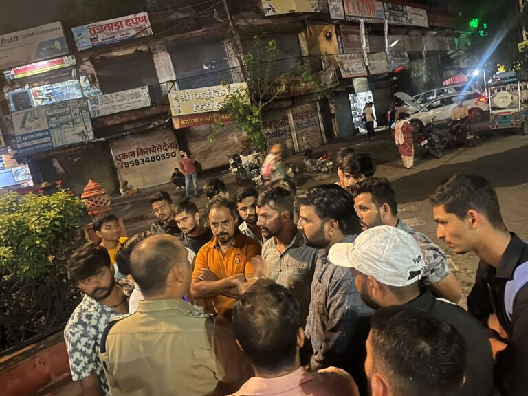 भगवान का चित्र ओर चित्र वाली टाइल्स भड़के बजरंगी
