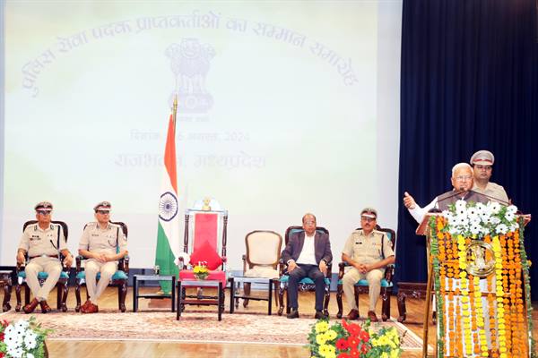 पुलिस का व्यवहार और दृष्टिकोण जनता के प्रति रहे संवेदनशील - राज्यपाल श्री पटेल