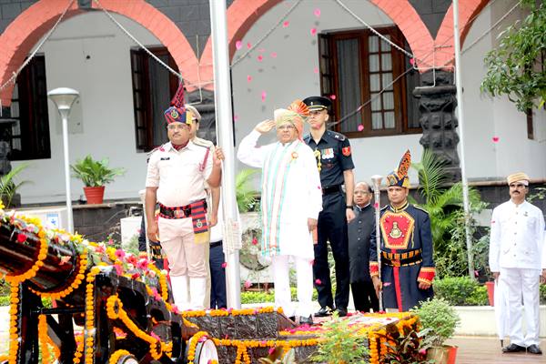 राज्यपाल मंगुभाई पटेल ने राजभवन में किया ध्वजारोहण